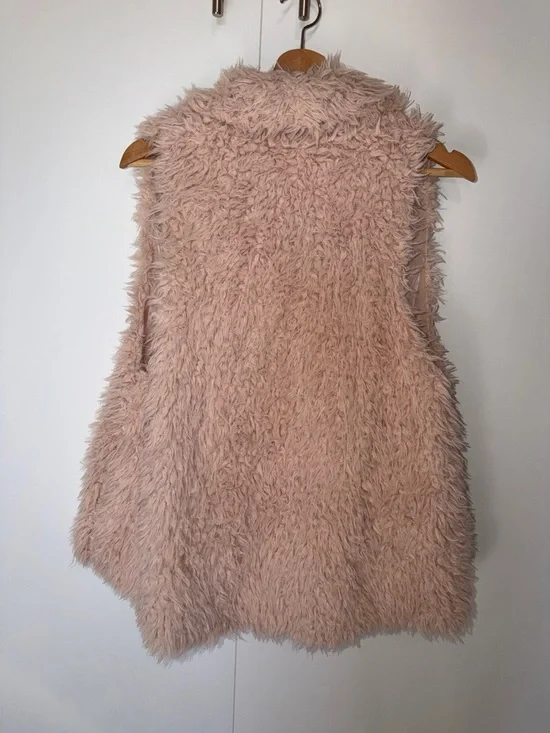 i joah Blush Faux Fur Shawl Collar Vest w/ Pockets - Picture 3 of 5